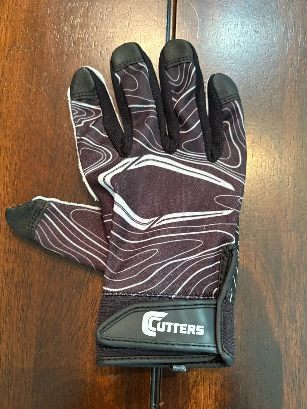 Cutters Black & White Performance Right Hand Football Glove, Youth L/XL